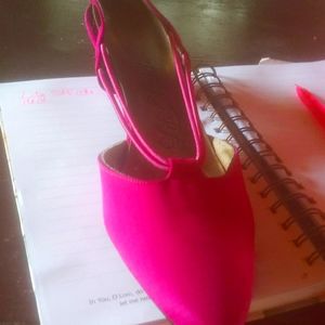 Woman's fuchsia dress shoes